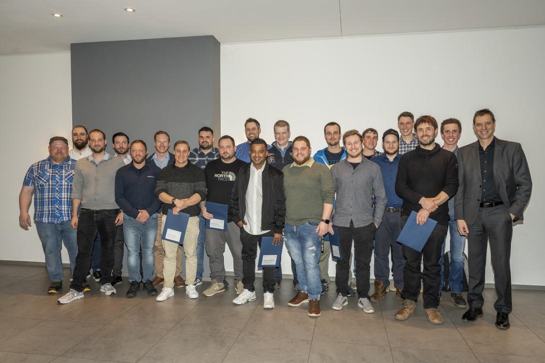 Ein Teil der Netzfachleute an der Übergabe der Fachausweise im März 2023 gemeinsam mit Raymond Zuber, Präsident der Kommission höhere Berufsbildung (rechts).