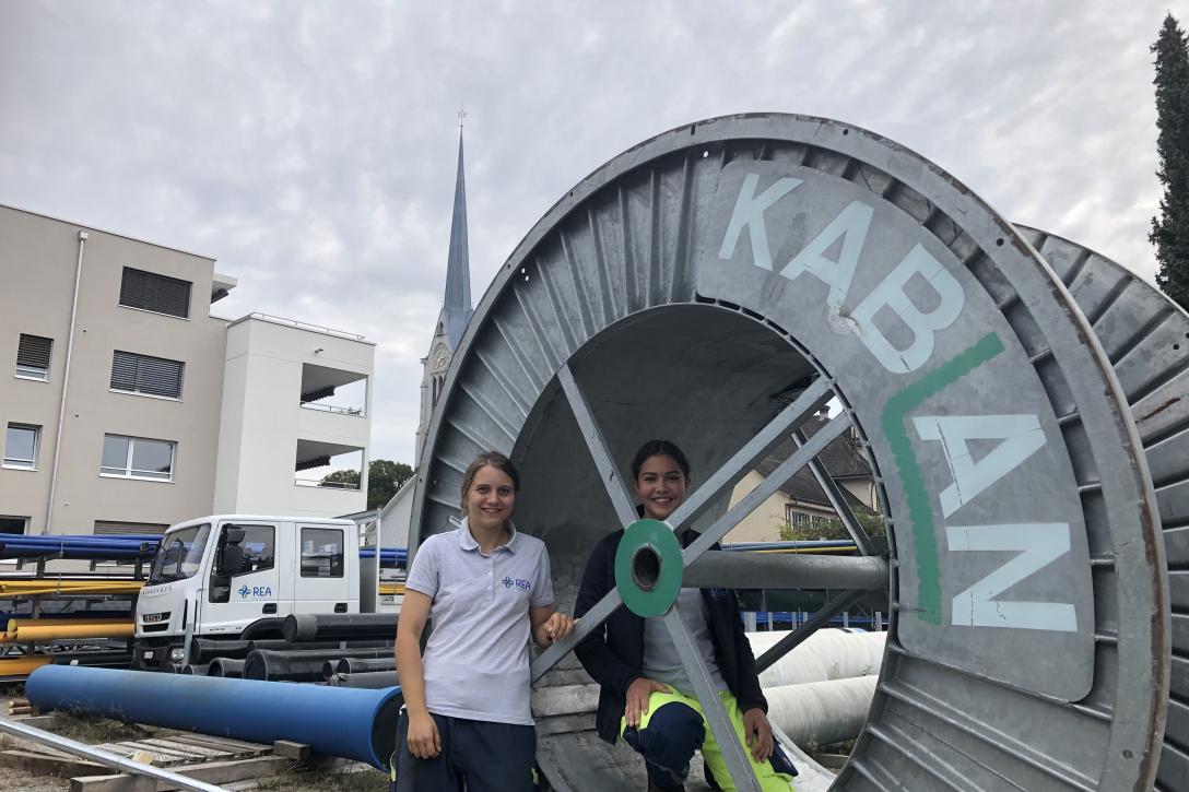 Netzelektrikerinnen bei Regio Energie Amriswil: Aline Fitze (links) und Linda Popp.