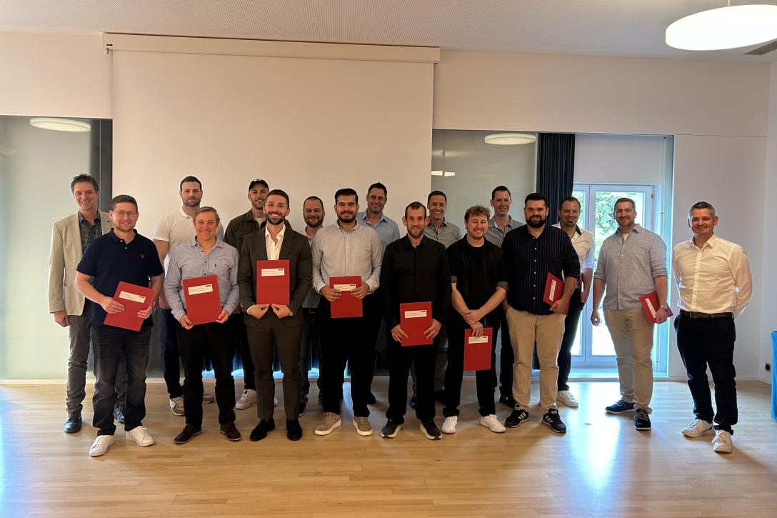 Die frischgebackenen Netzelektrikermeister mit KO-Präsident Raymond Zuber (aussen links) und stv. KO-Präsident Michael Brunner (aussen rechts) 