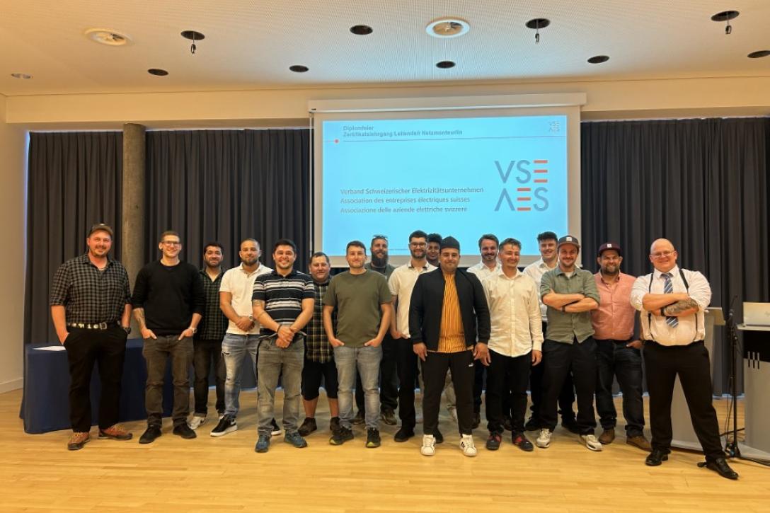 Erfolgreiche Absolventen vom VSE Zertifikatslehrgang Leitende/r Netzmonteur/in 