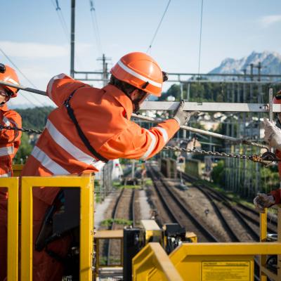 Montage eines Auslegers für die Fahrleitung