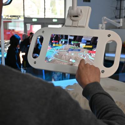 Mann bedient ein touchfeld