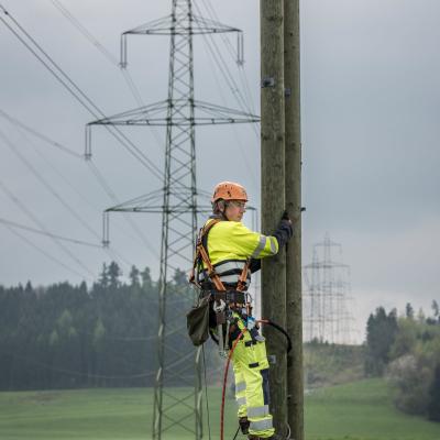 netzelektriker an masten