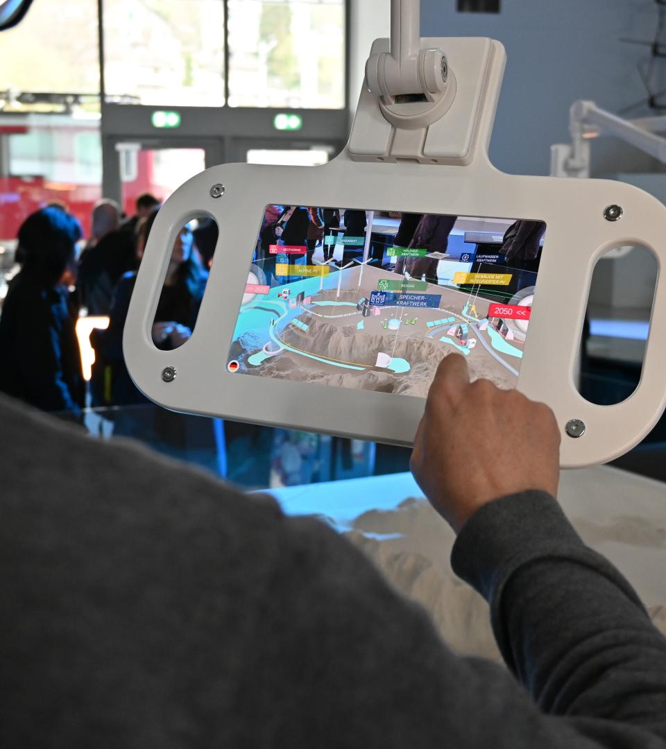 Mann bedient ein touchfeld