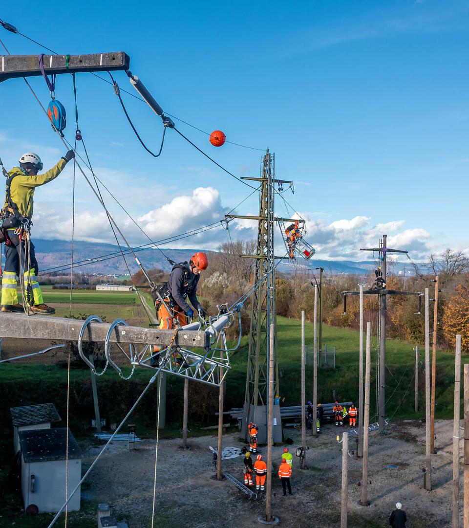 Netzelektriker am Strommasten